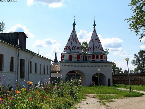 е ворота Ризоположенского монастыря в Суздале